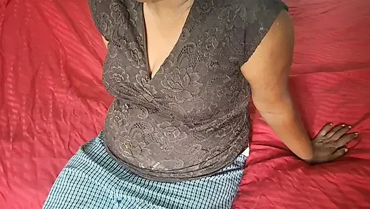 Temizlikçi kadın azgın bayan yatak odasında çok seksi