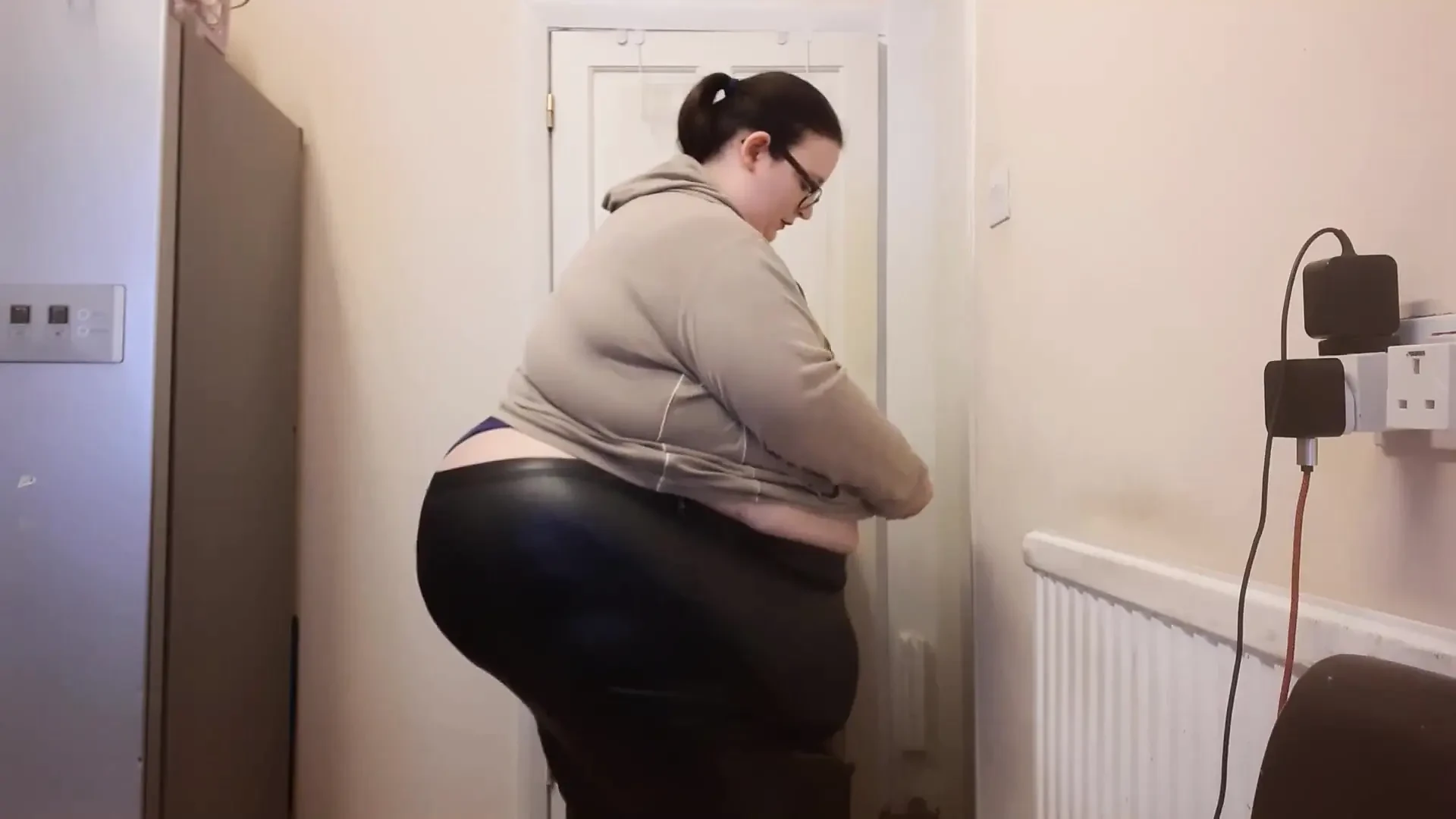 Ssbbw iri güzel kadın tangalar ve deri tayt deniyor