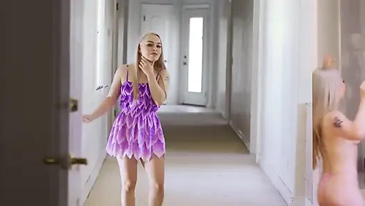 Yaramaz sarışın Vixen uzun bacaklarını açıyor ve edepsiz yaşlı adamın amının tadını çıkarmasına izin veriyor