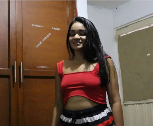 Üvey kardeşim bana iç çamaşırını gösteriyor