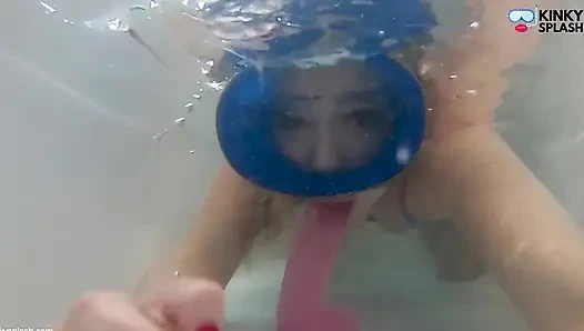 Lateks mayo ve dalış maskesi içinde vantuz dildo sakso