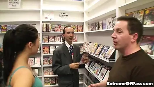 Azgın yaraklı sürtük herkesin içinde sikiliyor