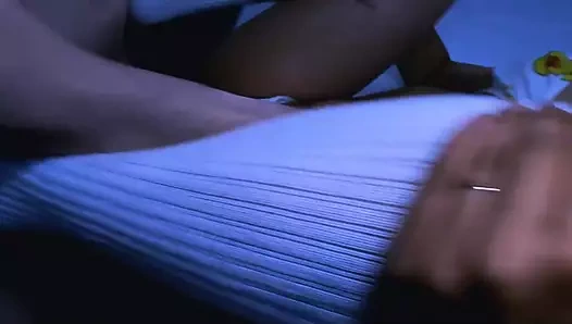 Arkadaşı kulağına, adam kontrolsüz zevke teslim olana ve m'ye ulaşana kadar durmamayı amaçladığını fısıldadı