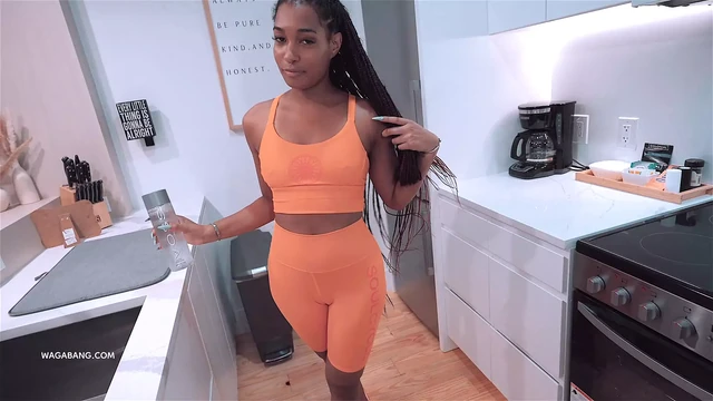 Сводный брат наблюдает за сводной сестрой, пока она раздевается и принимает душ - Addis Fouche Wagabang