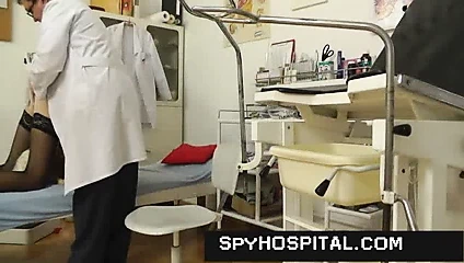 Gizli kamerada sıska uzun boylu sarışın fiziksel ve kedi sınavı