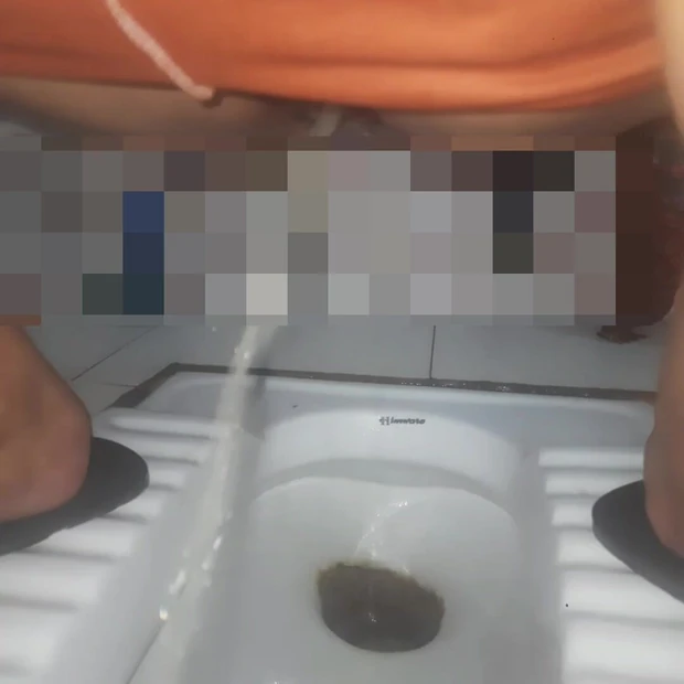 Непальская девушка писает