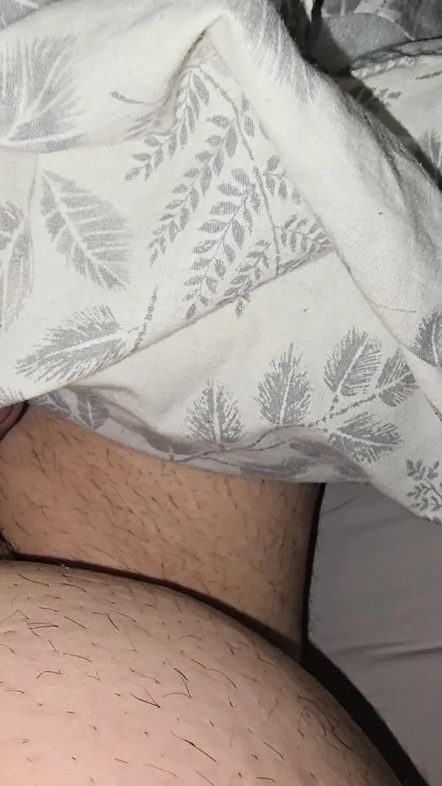 Azgın üvey anne üvey oğlunu harika bir elle muamele yaparak elini yarağına koyarak uyandırdı