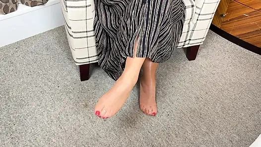 Bayan olgun ayaklar arkadaşlarıyla dışarıda bir gece geçirdikten sonra geri döndü