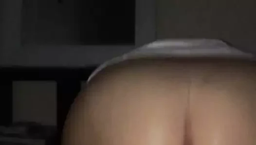 Büyük götlü sarışın harika götlü beyaz kız biniyor