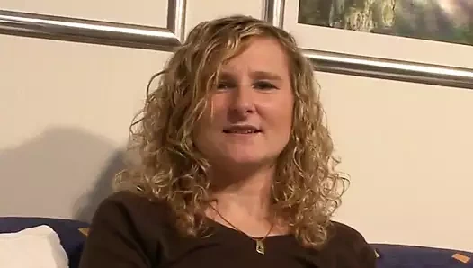 Azgın bir sarışınım ve seks oyuncağıyla amcığıma mastürbasyon yaparken izlenmeyi seviyorum