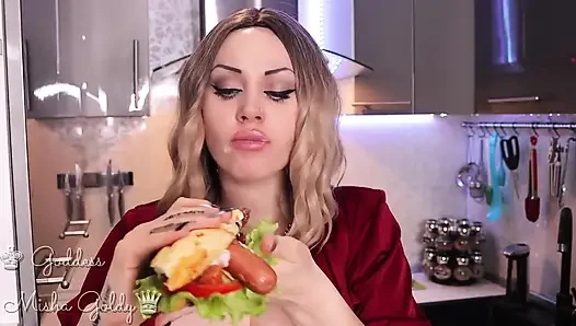 Aldatan evli kadın kocasını ve üvey oğlunu yalıyor! Yutma fetişi!