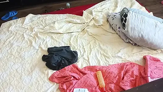 Mateur evli kadın boşalana kadar bana elle muamele çekiyor, ateşli amatör çift yatak odasında ön sevişme