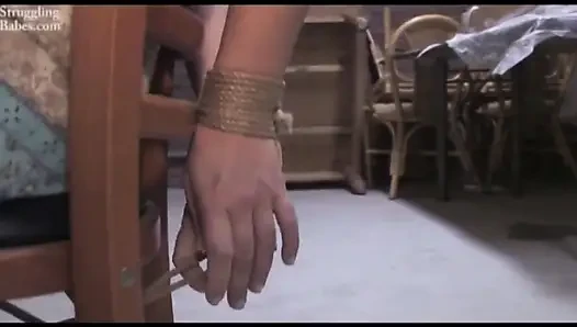 Linda Ray'in sandalyesi taşaklı göğüslerini tutuyor