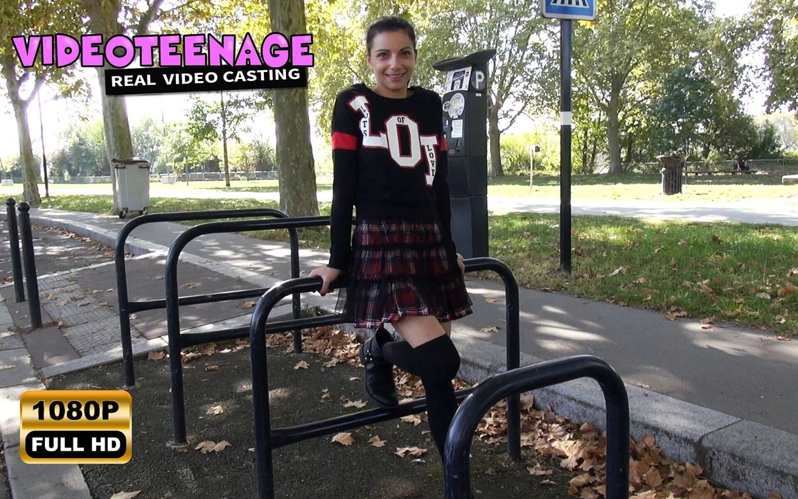 Güzel 19 yaşındaki Justine yeni bir anal oyuncu seçimi yapıyor