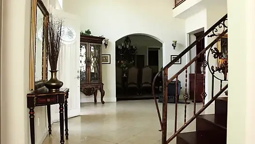 Çılgın vücutlu arsız genç kız küçük amına büyük bir yarak alıyor