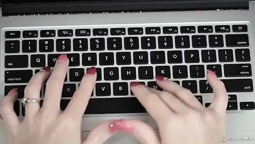 21 Sextreme - горячая бабушка трахается с 18-летней сексуальной лесбиянкой Zazie Skymm