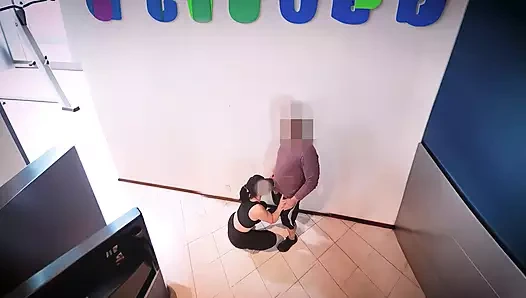 Kişisel antrenör spor salonunun arkasında arkadaşının yarağıyla oynuyor.