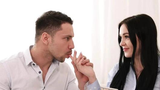 Sevimli esmer hottie becerdin tarafından ona yakışıklı sevgilisi