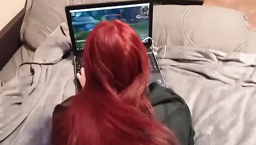 Sevimli bir kızı oynarken siktim