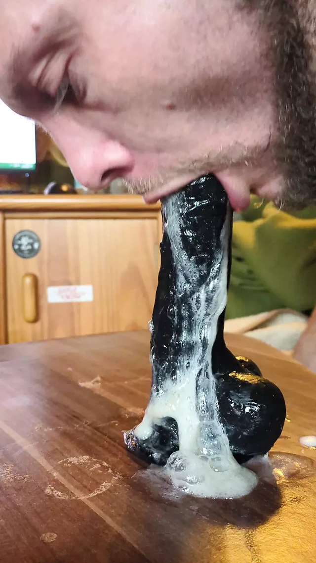 Kirli ıslak dildo gırtlağına kadar alıyor 3