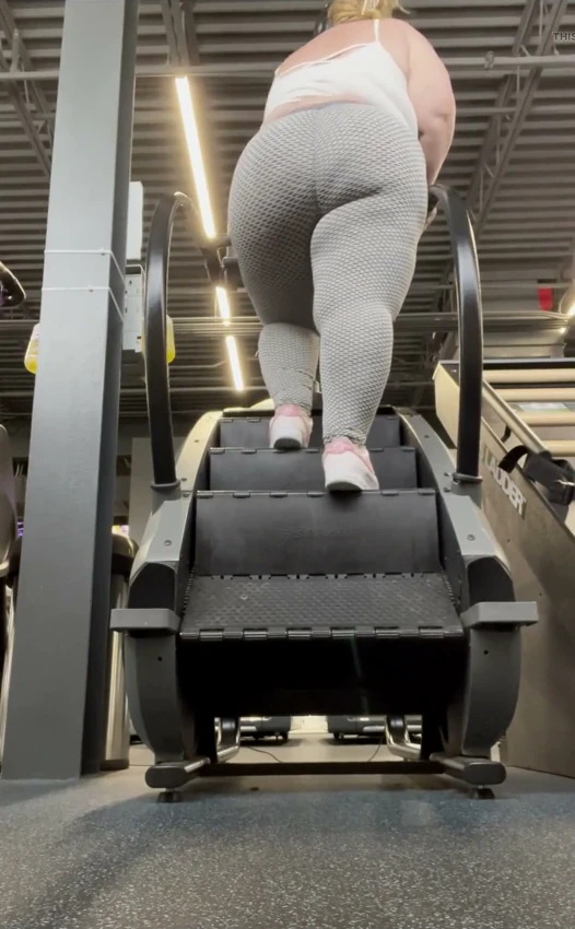 Beni spor salonunda eğitmene yardım eder misin yoksa sadece götümün salsını izler misin?