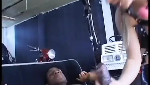 Siyah adam azgın hatunu büyük siyah yarağıyla besliyor