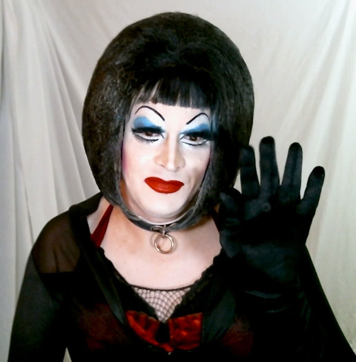 Drag Queen kadın kılıklı sürtük merhaba diyor!