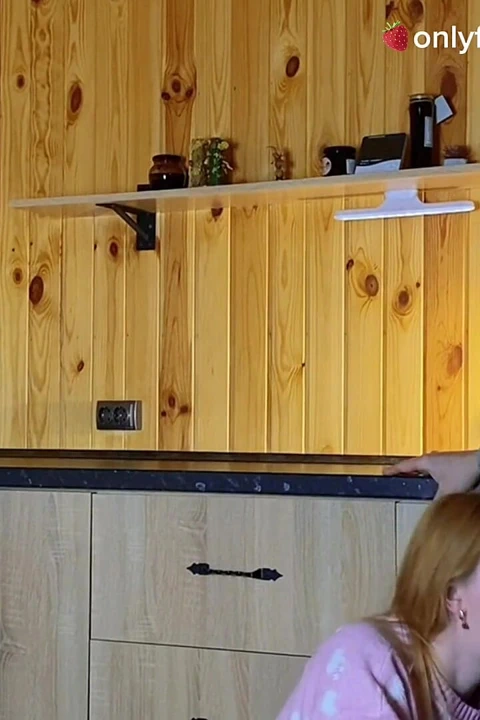 Karısının aldattığı: kocasının arkadaşı karısını baştan çıkardı ve onu masada sikti