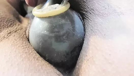 Sürtük karım kendi kendine mastürbasyon yapmak için amcık pompası kullanıyor, Karina ve Lucas