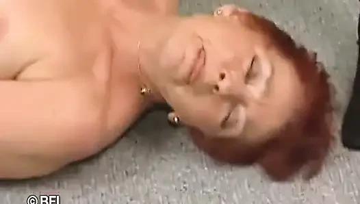Çoraplı kızıl saçlı nine yarağa biniyor