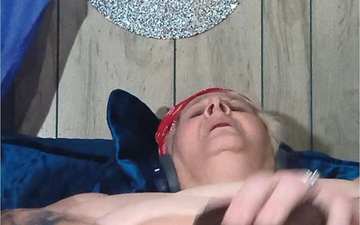 Üvey babası dışarıda üvey oğlu ve üvey annesi oynayacakken bütün gece üvey annesini sikiyor