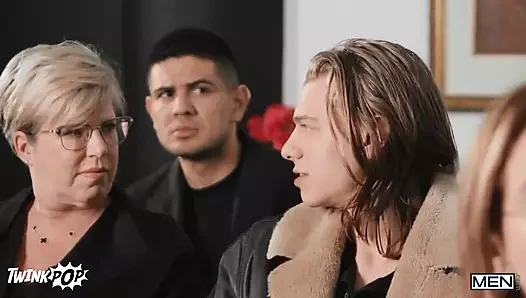 Theo Johnny'ye binerken en iyi arkadaşının direğini yutuyor, sonra Johnny theo'ya biniyor ve Clark'ın yarağını emiyor.