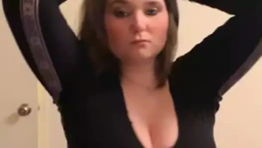 Sıkılmış dövmeli anne sadece biraz eğleniyor