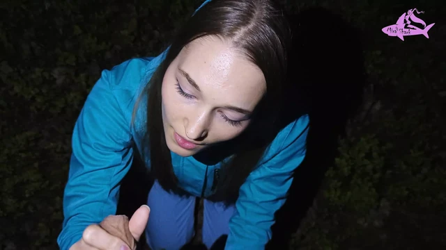 Красивая девушка заблудилась в лесу, и я показал ей путь, но взамен...