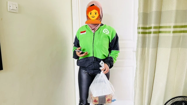 Masum bir kurye edişsiz bir adam tarafından eşek şakası yapıyor