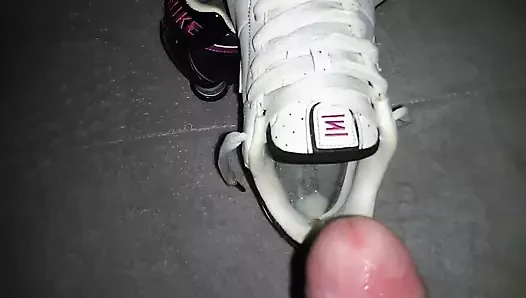 Nike shox ve çorap kahrolası ve boşalmak içeride