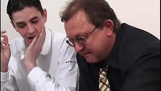 Olgun eşcinsel öğretmen genç ibneyle sikişiyor