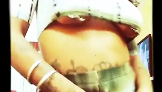 Büyük deldi meme uçlarına bak