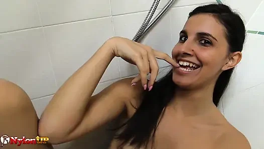 Saraf pisst in die wanne