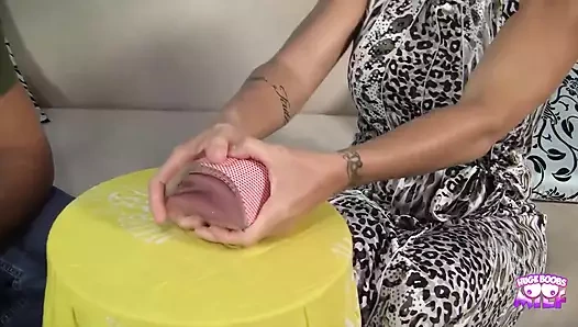 Striptiz pokeri orta yaşlı seksi bir kızla sikişmekle bitmiyorsa o kadar eğlenceli değil