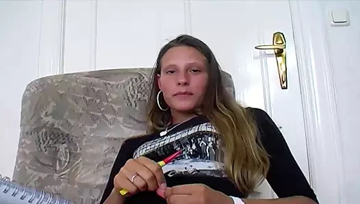 Küçük memeli seksi Alman genç kız seks oyuncaklarıyla harika vakit geçiriyor