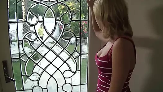 Mae meyers büyük yarak emmeyi seviyor ve sert sikişiyor