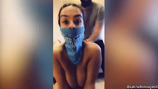 Latin kadın bağlı ve ağzı tıkalı, ama buna bayılıyor!