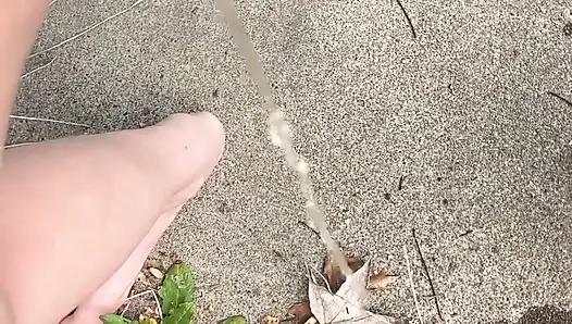 Dışarıda kateterin içinden işiyor