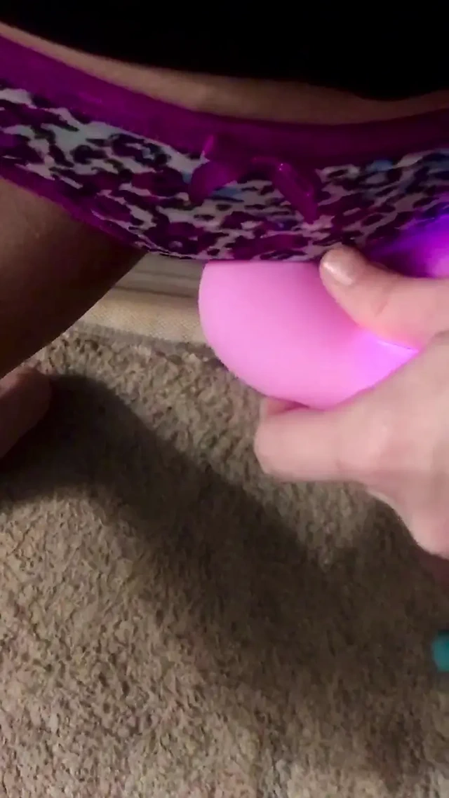 SEKSI GENÇ EVLI KADıN KOCASı BEYNINI SIKMEDEN ÖNCE AMıNı ıSLATıYOR