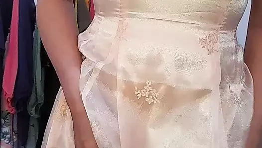 Sevimli crossdresser Mastürbasyon ve boşalmak giyen parti elbise