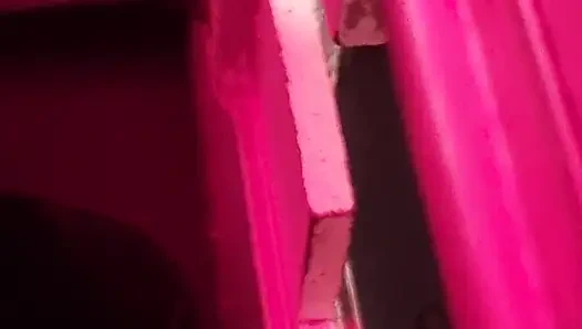 Evli kadın duvar deliğinde yarak emiyor