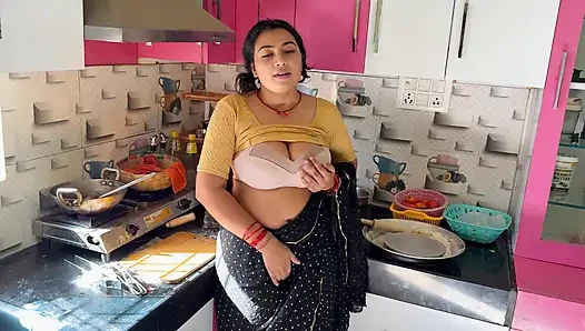 Üvey kız kardeşimin erkek arkadaşıyla su parkına gitmek için yardımıma ihtiyacı var, karşılığında kız kardeşim benim için her şeyi yapacak