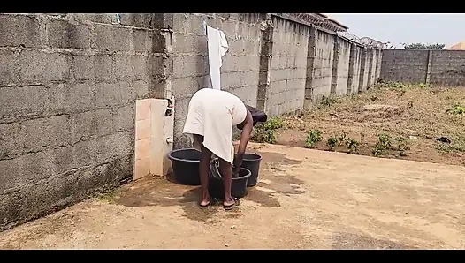 Seks bağımlısı edepsiz kaltak kocasının erkek kardeşini pencerenin arkasında sikiyor