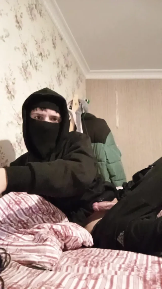 Genç yatakta zaman geçiriyor masturbasyonla rahatladı
